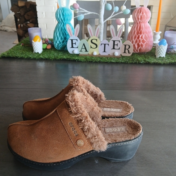 Crocs Women's Tan Clogs with Faux Fur Lining nwot Size 10 - Picture 3 of 5
